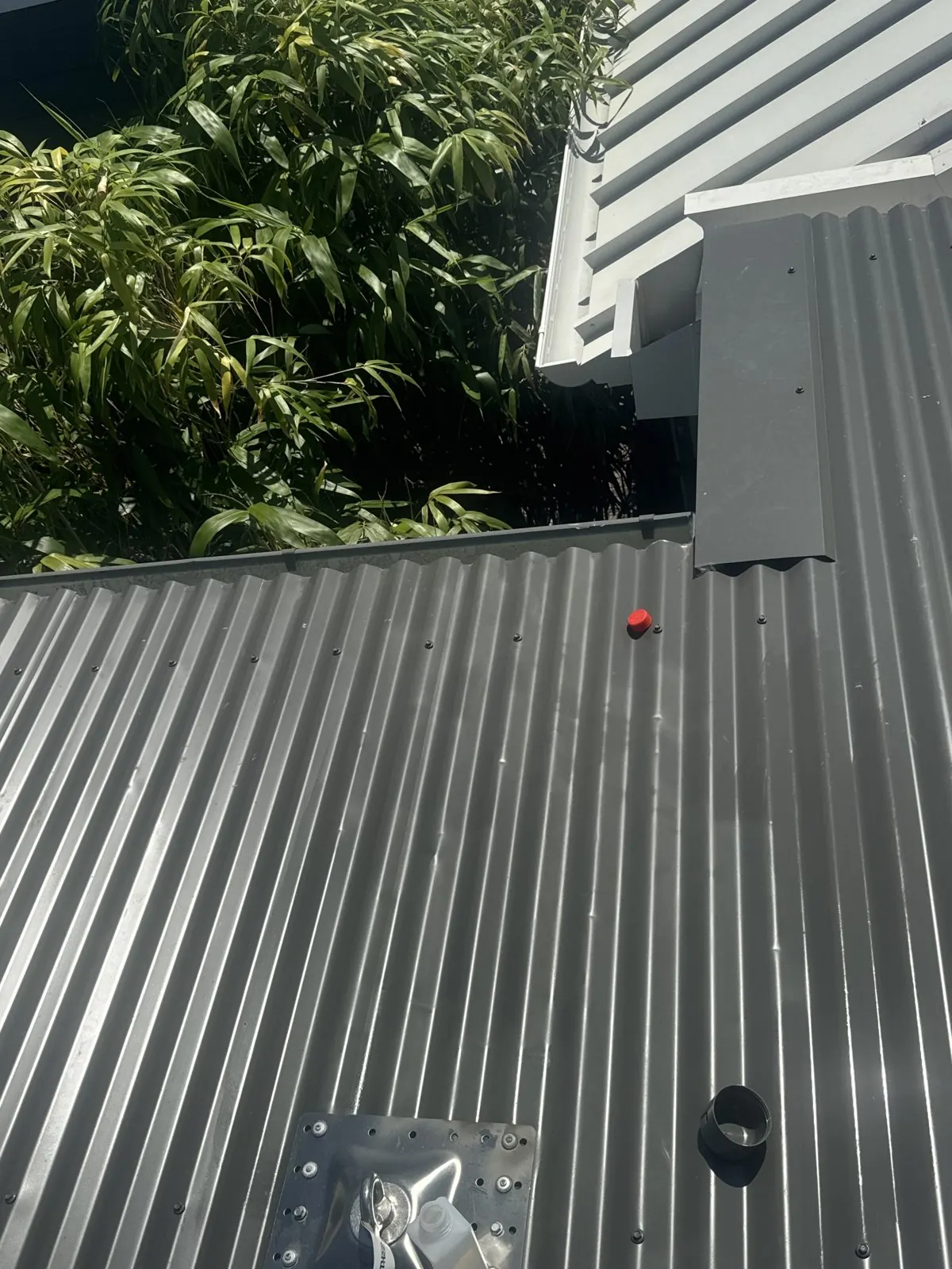 Roof access system anchor fixed near the ridge of a metal roof