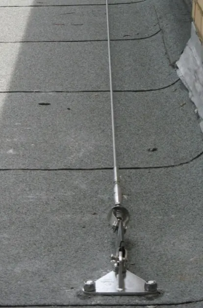 Static line installation: cable tensioned from a stainless end anchor on a membrane roof